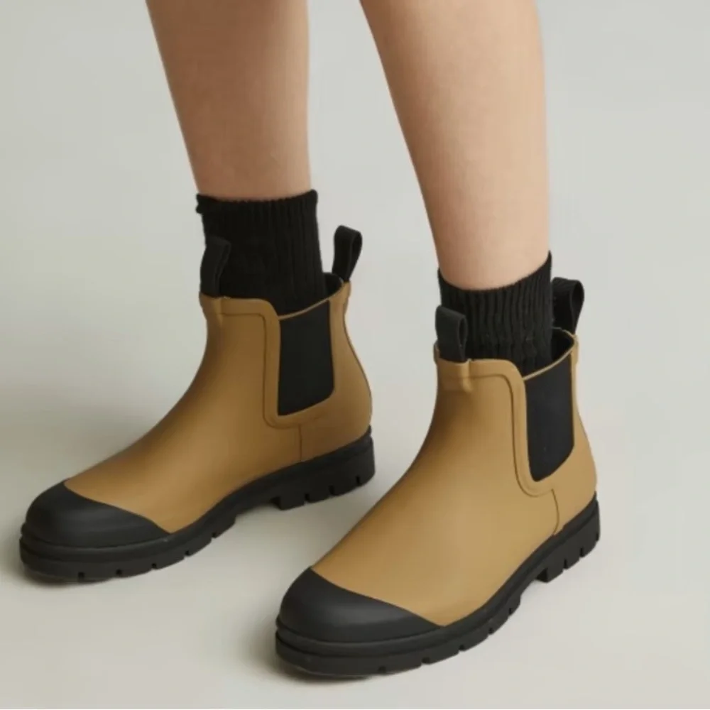 Everlane The Rain Boot in Golden Oak ankle height Chelsea rubber tan and black 8